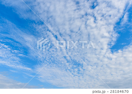 Beautiful cirrus clouds against the blue sky 28184670