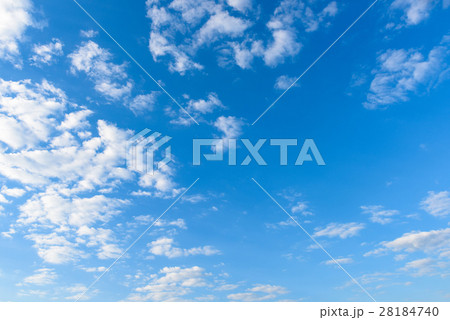 Beautiful cirrus clouds against the blue sky 28184740