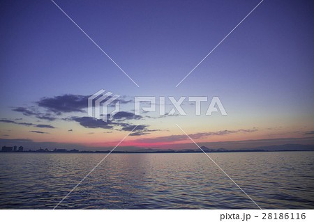 朝焼け　琵琶湖 28186116