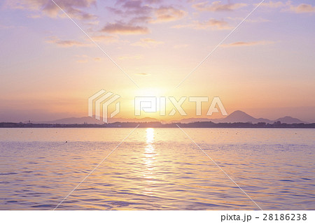朝焼け　琵琶湖 28186238