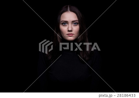 Portrait of young brunette woman Portrait of young brunette woman 28186433