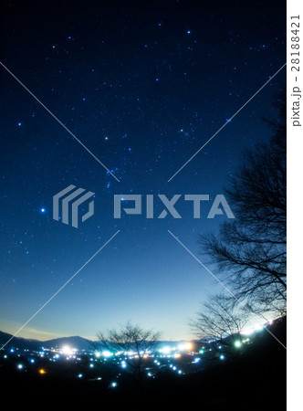 町明かりを星空と共に 28188421