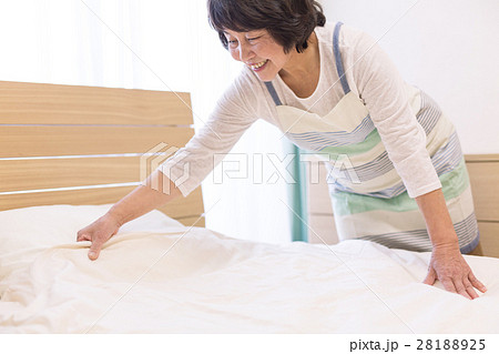 ベッドメイキング ベッドメイキング 28188925