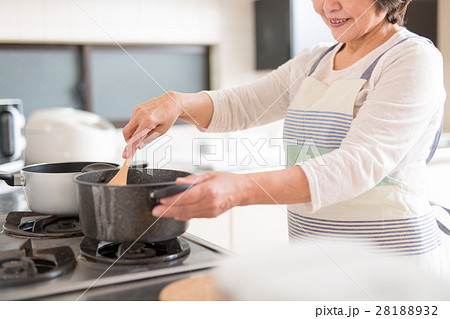 料理するシニア女性 28188932