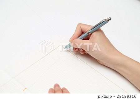 原稿用紙と女性の手元 28189316