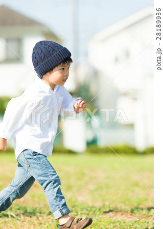 公園で遊ぶ子供 公園で遊ぶ子供 28189936