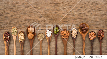 Different kind of beans and lentils in wooden spoo 28190248