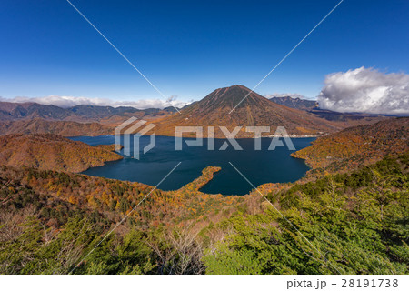 中禅寺湖の八丁出島と男体山の写真素材 [28191738] - PIXTA