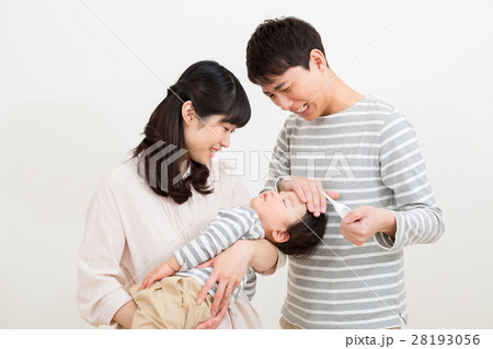 体調不良　発熱　体温計　家族ポートレート　赤ちゃんと両親　コピースペース　白バック　3人家族 28193056