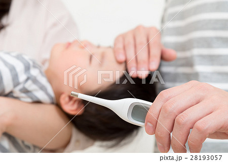 体調不良　発熱　体温計　家族ポートレート　赤ちゃんと両親　コピースペース　白バック　3人家族 28193057