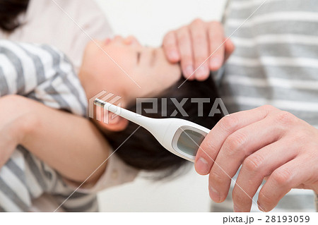 体調不良　発熱　体温計　家族ポートレート　赤ちゃんと両親　コピースペース　白バック　3人家族 28193059