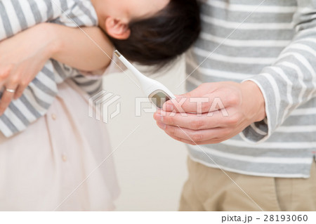 体調不良 発熱 体温計 家族ポートレート 赤ちゃんと両親 コピースペース 白バック 3人家族 体調不良 発熱 体温計 家族ポートレート 赤ちゃんと両親 コピースペース 白バック 3人家族 28193060