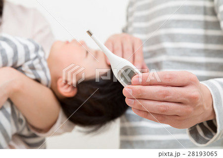 体調不良　発熱　体温計　家族ポートレート　赤ちゃんと両親　コピースペース　白バック　3人家族 28193065