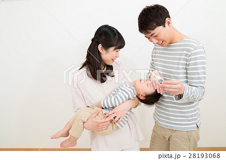 体調不良　発熱　体温計　家族ポートレート　赤ちゃんと両親　コピースペース　白バック　3人家族 28193068