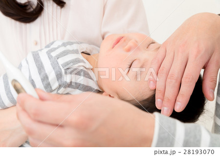 体調不良　発熱　体温計　家族ポートレート　赤ちゃんと両親　コピースペース　白バック　3人家族 28193070