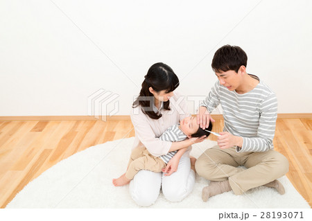 体調不良　発熱　体温計　家族ポートレート　赤ちゃんと両親　コピースペース　白バック　3人家族 28193071