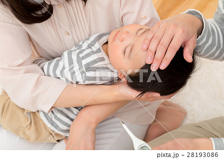 体調不良　発熱　体温計　家族ポートレート　赤ちゃんと両親　コピースペース　白バック　3人家族 28193086