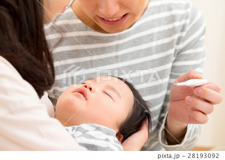 体調不良　発熱　体温計　家族ポートレート　赤ちゃんと両親　コピースペース　白バック　3人家族 28193092