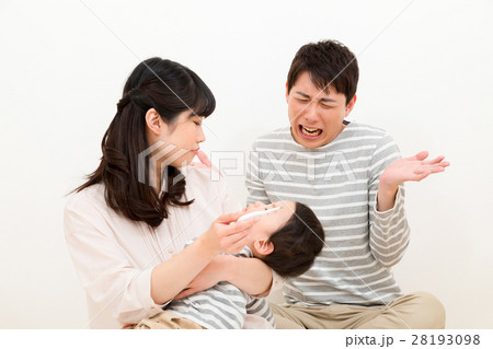 体調不良 発熱 体温計 家族ポートレート 赤ちゃんと両親 コピースペース 白バック 3人家族 体調不良 発熱 体温計 家族ポートレート 赤ちゃんと両親 コピースペース 白バック 3人家族 28193098