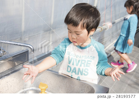手を洗う男の子 28193577