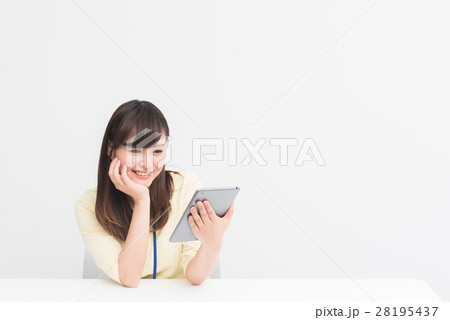 タブレットを持つ笑顔の女性 タブレットを持つ笑顔の女性 28195437