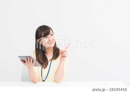 タブレットを持つ笑顔の女性 タブレットを持つ笑顔の女性 28195458