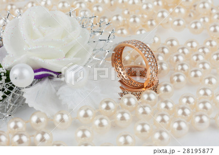 Wedding rings among the pearls with flower Wedding rings among the pearls with flower 28195877