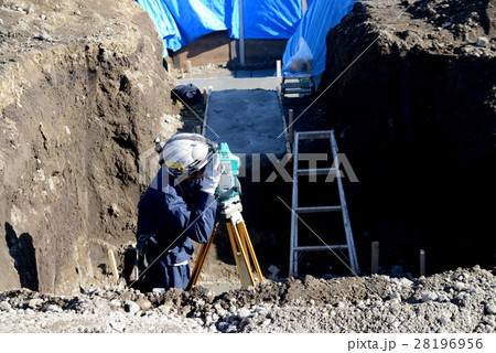 測量機を覗く職人 測量機を覗く職人 28196956