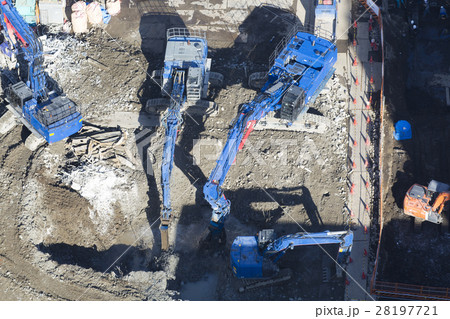 建築 ビル解体 地面掘り起こし 俯瞰 重機 建設機械 東京都心 俯瞰 解体工事 建築 ビル解体 地面掘り起こし 俯瞰 重機 建設機械 東京都心 俯瞰 解体工事 28197721