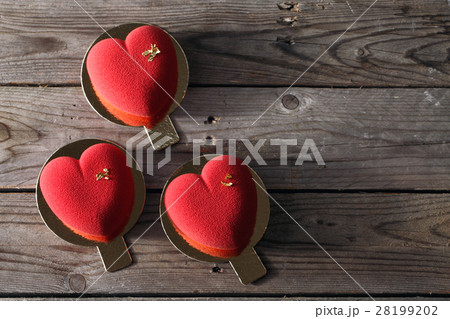 Red heart cacke desserts on wooden background 28199202