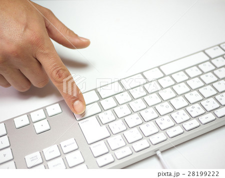 リターンキーを押すビジネスマン 28199222