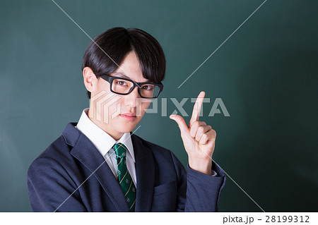 真面目な高校生　学級委員 28199312