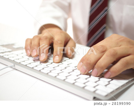 パソコンのキーボードとビジネスマン パソコンのキーボードとビジネスマン 28199390