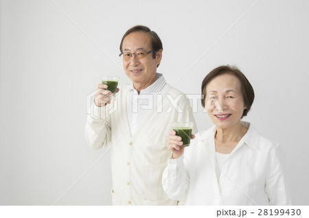 青汁を飲むシニア夫婦 28199430