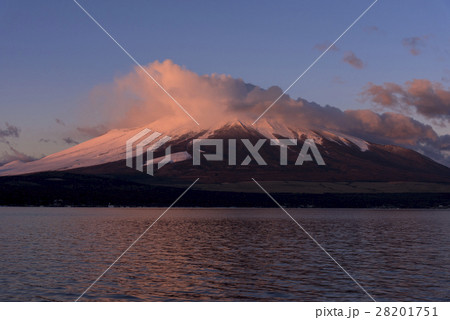 山中湖より紅い雲かかる富士山 28201751