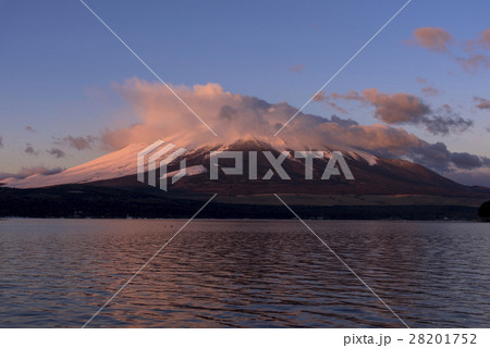 山中湖より紅い雲かかる富士山 28201752