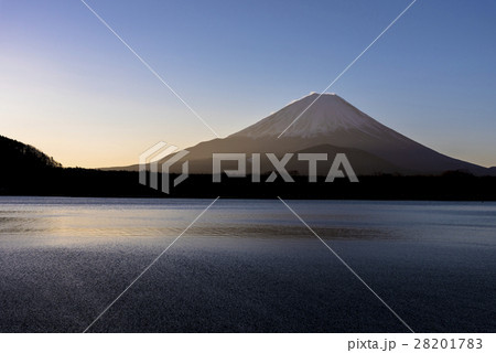 未明の精進湖より富士山 28201783