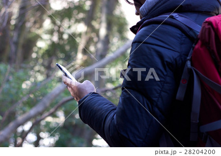 登山トレッキングでスマホで地図・位置確認する男性 28204200