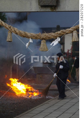 年末に近所の神社を清掃する宮総代などのボランティア 28207320
