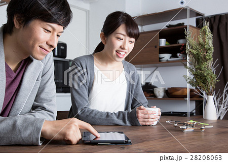 ドローンと男女カップル 28208063