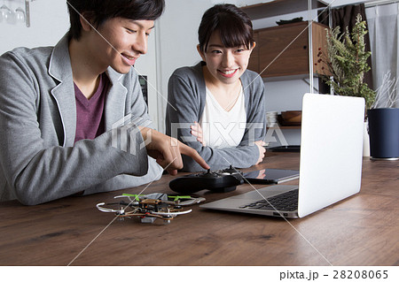 ドローンと若い男女 28208065