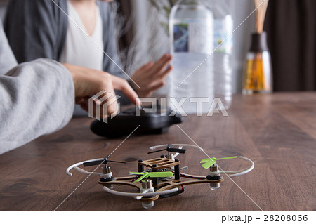 ドローンと若い男女(ドローン活用イメージ) ドローンと若い男女(ドローン活用イメージ) 28208066