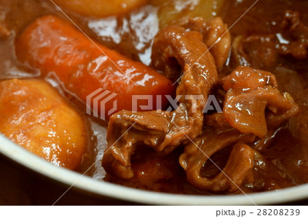 鍋で煮込まれている牛筋カレー 28208239