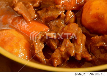 鍋で煮込まれている牛筋カレー 28208240