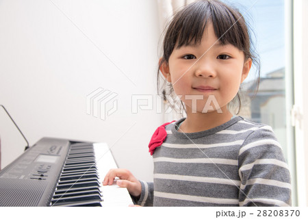 ピアノする女の子 ピアノする女の子 28208370