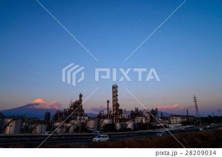 プラント工場越しに、富士山夕景 28209034