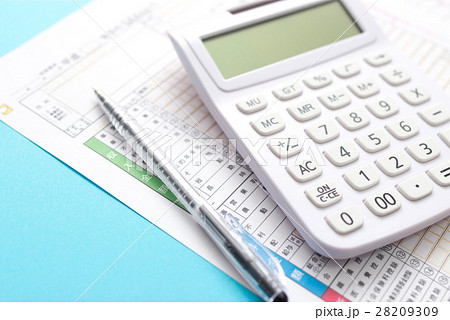 確定申告書と電卓 28209309