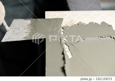 Master puts adhesive 28210653