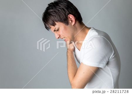 首が痛む男性 28211728