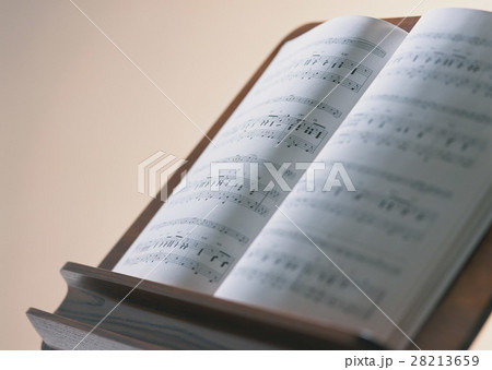 譜面台と楽譜 28213659
